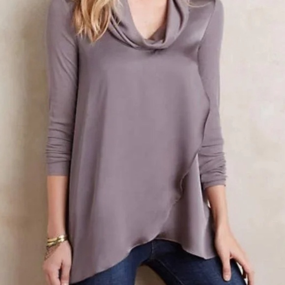 Deletta top silky and soft. Layer front neck. - Picture 1 of 5